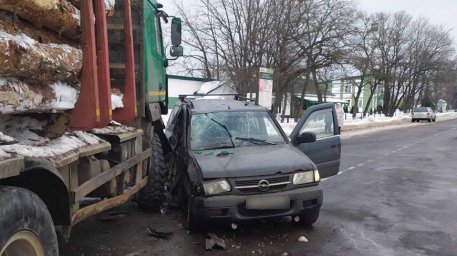 Лесовоз и легковушка столкнулись в Лельчицком районе, пострадал один человек Лесовоз и легковушка столкнулись в Лельчицком районе, пострадал один человек