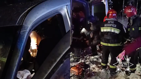 Работники МЧС спасли двух пассажиров микроавтобуса после ДТП в Смолевичском районе