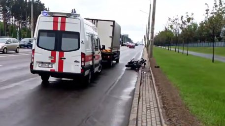 В ДТП с грузовиком в Минске пострадал мотоциклист