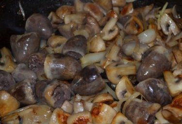 Жаркое из сердечек с грибами