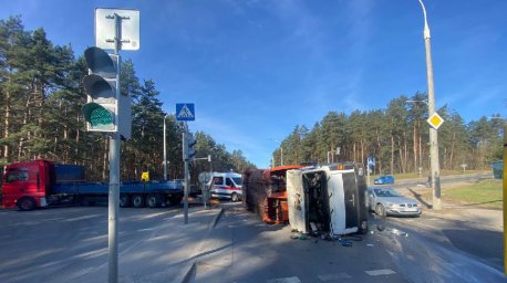Грузовик опрокинулся после столкновения с фурой в Минске, пострадали два человека
