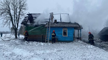 В Славгородском районе горел дом: из огня хозяина жилища спасли очевидцы В Славгородском районе горел дом: из огня хозяина жилища спасли очевидцы