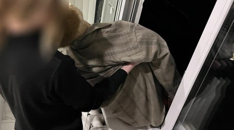 Пытался выбросить из окна, избивал. Следователи из Витебска установили детали покушения на убийство двух человек