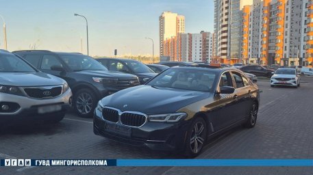 Девятилетняя девочка попала под колеса авто во дворе жилого дома в Минске
