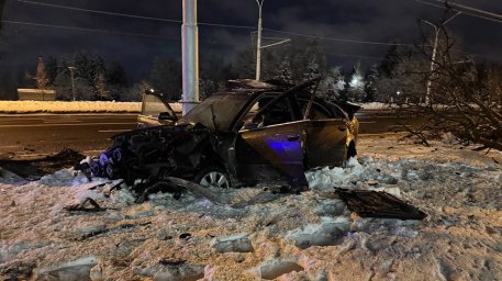 В Минске на пр.Независимости легковушка влетела в дерево, пострадали два человека