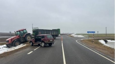 В Волковысском районе трактор столкнулся с легковушкой, водитель автомобиля в больнице