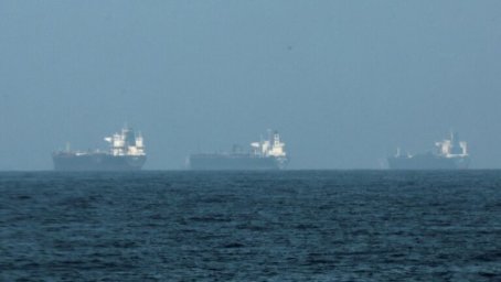В Персидском заливе заблокированы суда, перевозящие 132 млн баррелей нефти