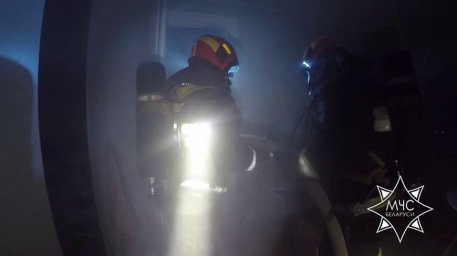 Два человека спаслись при ночном пожаре в Барановичах благодаря АПИ