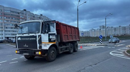 В Минске грузовой автомобиль совершил наезд на подростка на пешеходном переходе