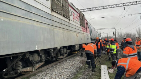 В Ростове-на-Дону произошел сход локомотива грузового поезда