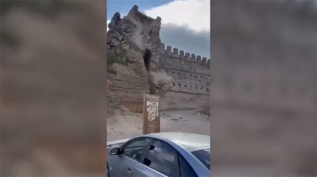 В Испании обрушилась башня старинного замка В Испании обрушилась башня старинного замка