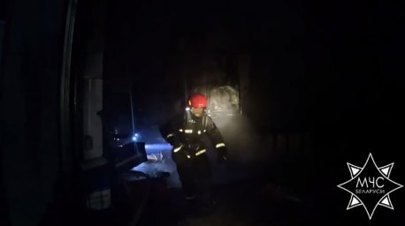 Спасатели ликвидировали пожар в здании автосервиса в Бресте