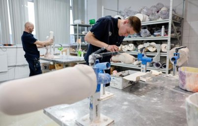 Разработана косметическая облицовка для протезов бедра из углеволокна