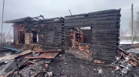 В Мозыре пожар охватил баню, гараж и микроавтобус