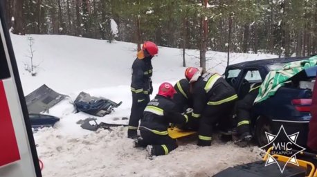 Спасатели деблокировали мужчину, зажатого в авто после столкновения с автобусом в Мядельском районе