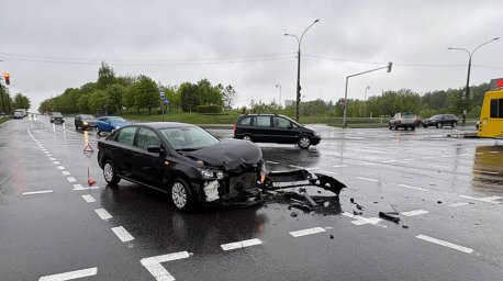 В Минске водитель не уступил дорогу двигавшемуся по главной дороге автомобилю и совершил ДТП