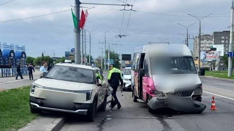 Маршрутка врезалась в припаркованный автомобиль в Гомеле, пострадали четыре пассажира Маршрутка врезалась в припаркованный автомобиль в Гомеле, пострадали четыре пассажира