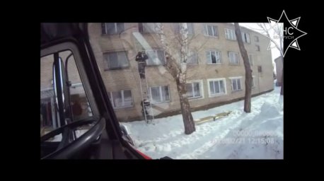 Работники МЧС спасли более 10 человек при пожаре в общежитии в Поставах