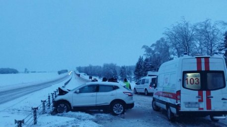 В Узденском районе пассажирка после ДТП вышла из авто, и ее насмерть сбил микроавтобус
