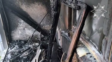 Очевидцы спасли троих маленьких детей из горящей квартиры в Барановичах Очевидцы спасли троих маленьких детей из горящей квартиры в Барановичах