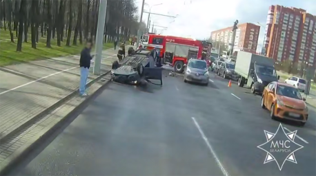В Минске спасатели помогли попавшему в ДТП водителю выбраться из автомобиля