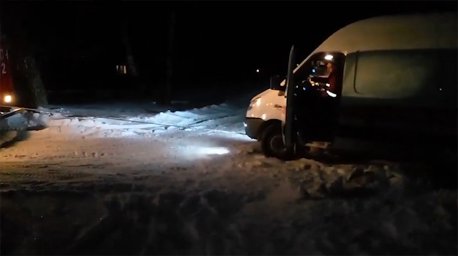 Скорую с пациентом освободили из снежного плена спасатели в Гомельской области Скорую с пациентом освободили из снежного плена спасатели в Гомельской области