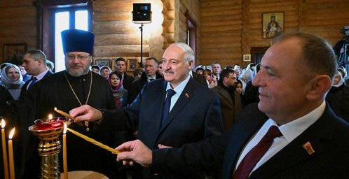 Лукашенко зажег пасхальную свечу в одном из деревенских храмов