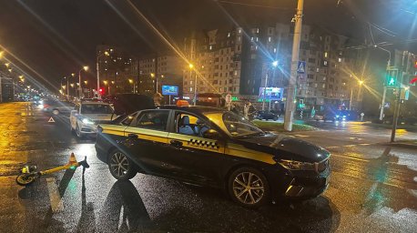 В Минске подросток не спешился с самоката и столкнулся с автомобилем