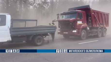 На трассе Могилев - Бобруйск из-за сильного ветра образовалось пылевое облако, столкнулись пять машин