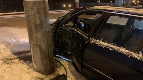 Водитель не справилась с управлением и врезалась в осветительную мачту в Минске