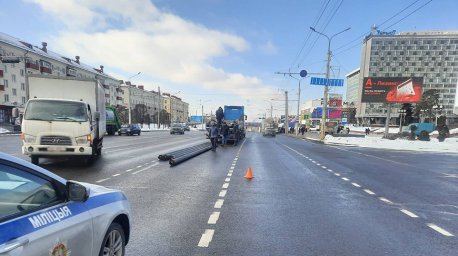В Минске грузовик "потерял" на проспекте металлические трубы