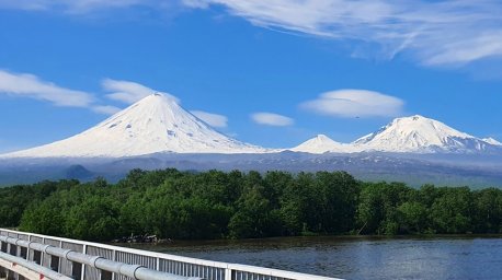 На Камчатке по куполу вулкана Безымянный сходят раскаленные лавины