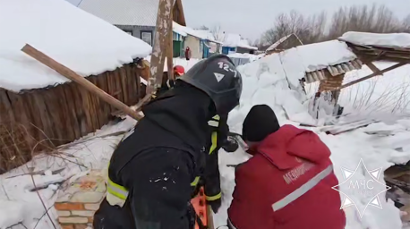 В Лельчицком районе на мужчину обрушилась крыша навеса, его спасли работники МЧС