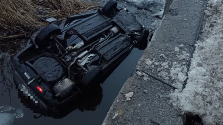 В Ельском районе водитель погиб после падения машины в реку