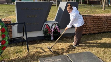 Молодежный субботник прошел на мемориале Марата Казея в Станьково