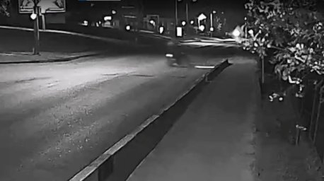 Водитель электроскутера в Гродно получил множественные травмы после въезда в бетонную опору