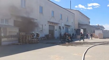 Спасатели ликвидировали пожар на складе в Минском районе