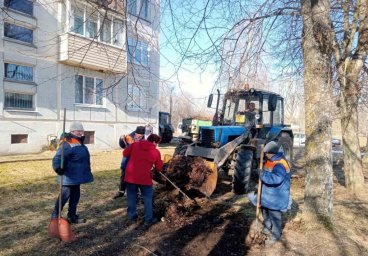 В д. Станьково наводят порядок после зимы на придомовых территориях и у озера В д. Станьково наводят порядок после зимы на придомовых территориях и у озера