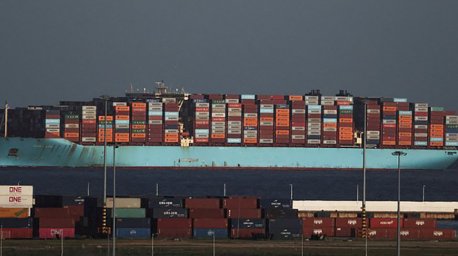 У побережья Омана неизвестный снаряд атаковал контейнеровоз