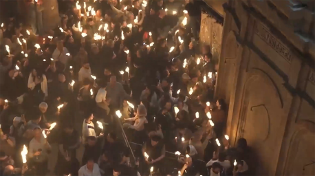 Благодатный огонь сошел в храме Гроба Господня в Иерусалиме Благодатный огонь сошел в храме Гроба Господня в Иерусалиме